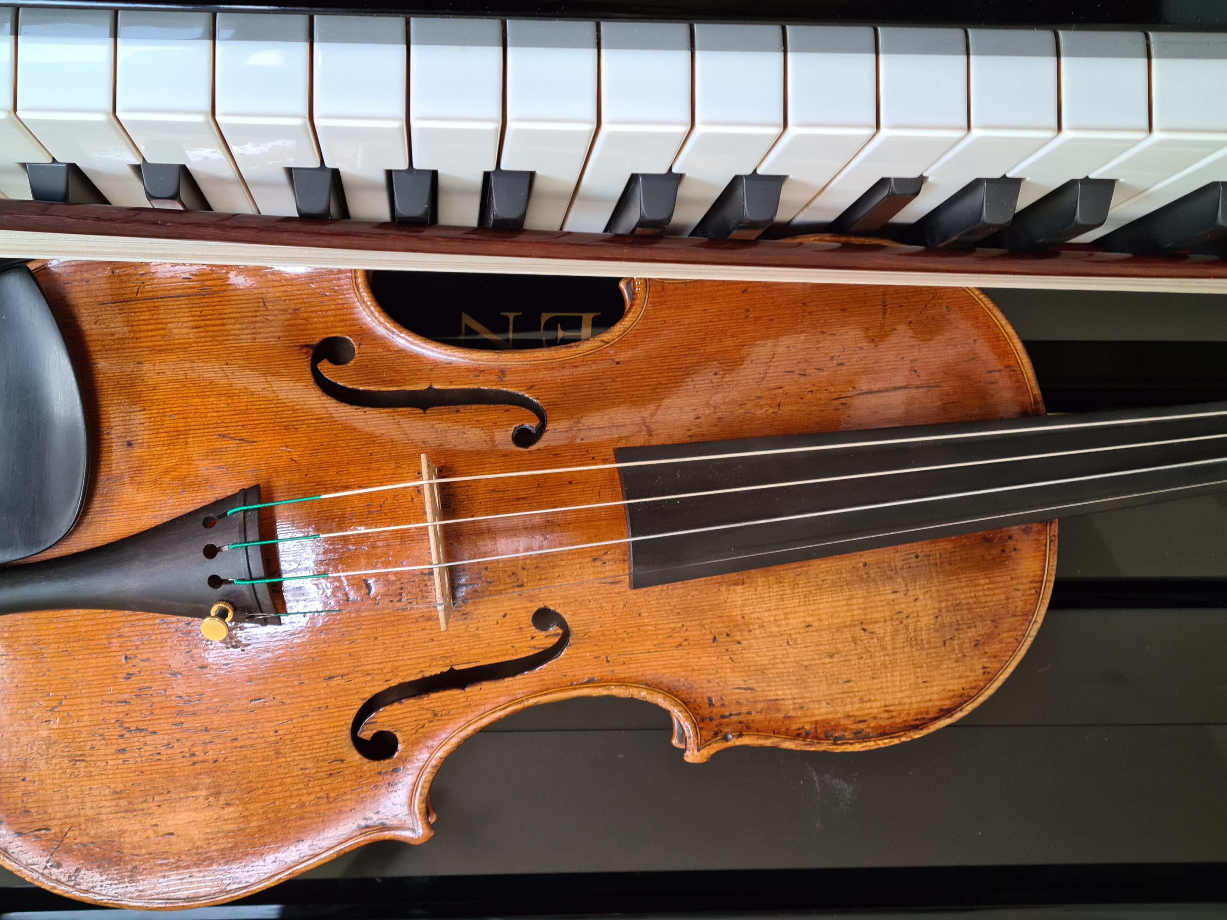 Photo de mon violon sur un piano